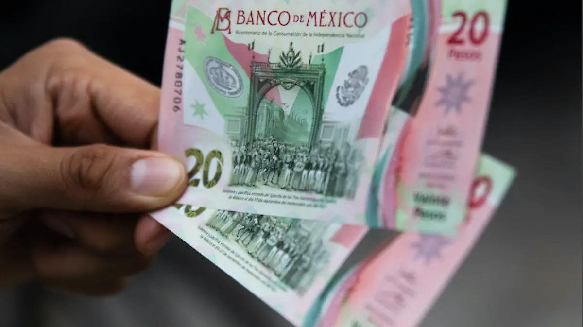 Peso alcanza su peor nivel frente al dólar en el año